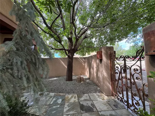 Santa Fe, NM 87508,3 Craftsman RD