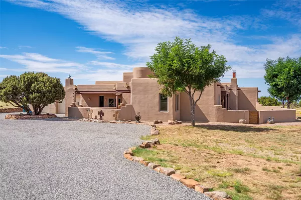 17 Camerada RD, Santa Fe, NM 87508