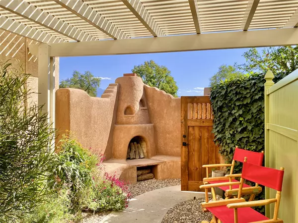 Los Ranchos, NM 87107,6611 Las Casitas CT NW