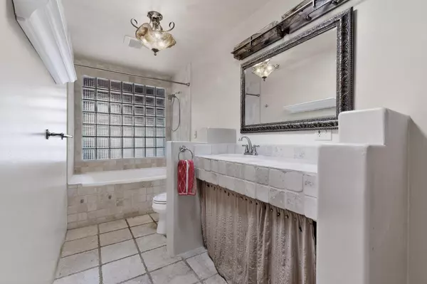 Santa Fe, NM 87505,306 Don Fernando RD