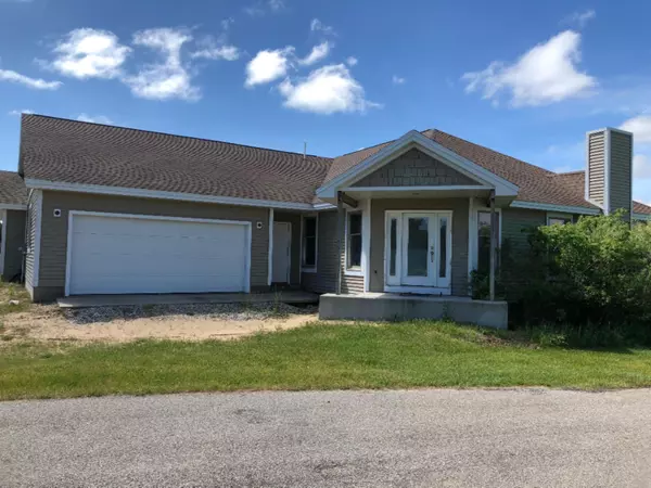 6842 N Bluff Court #Condo #4, Onekama, MI 49675