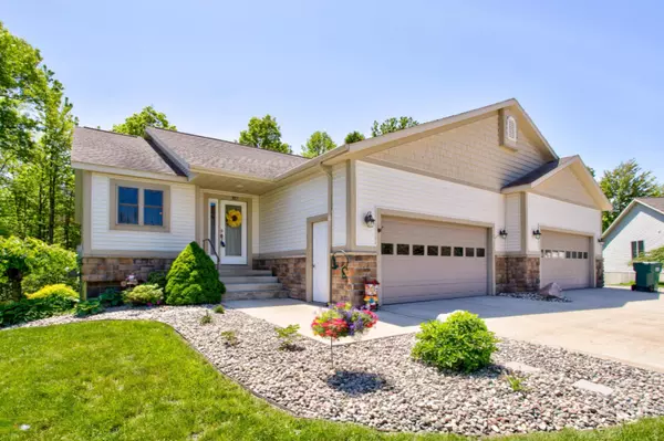 883 S Sandalwood Circle, Norton Shores, MI 49441