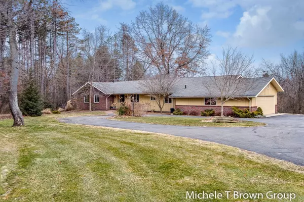 7941 Sudbury SE Lane, Ada, MI 49301