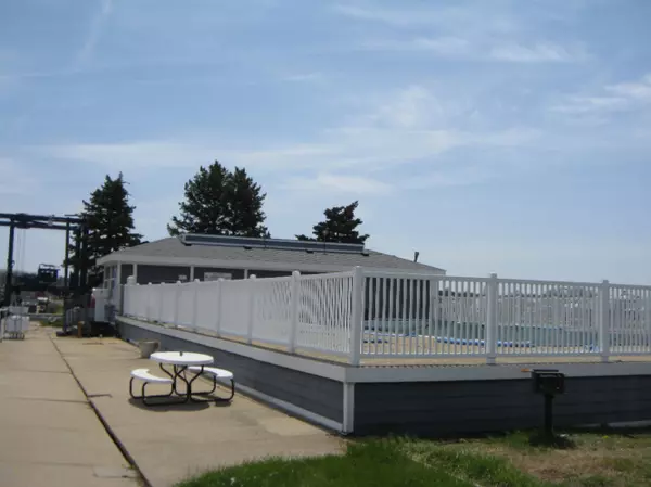 St. Joseph, MI 49085,143 Anchors Way #33