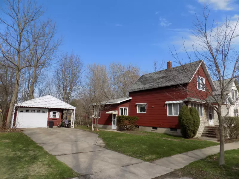 910 Davis Street, Manistee, MI 49660