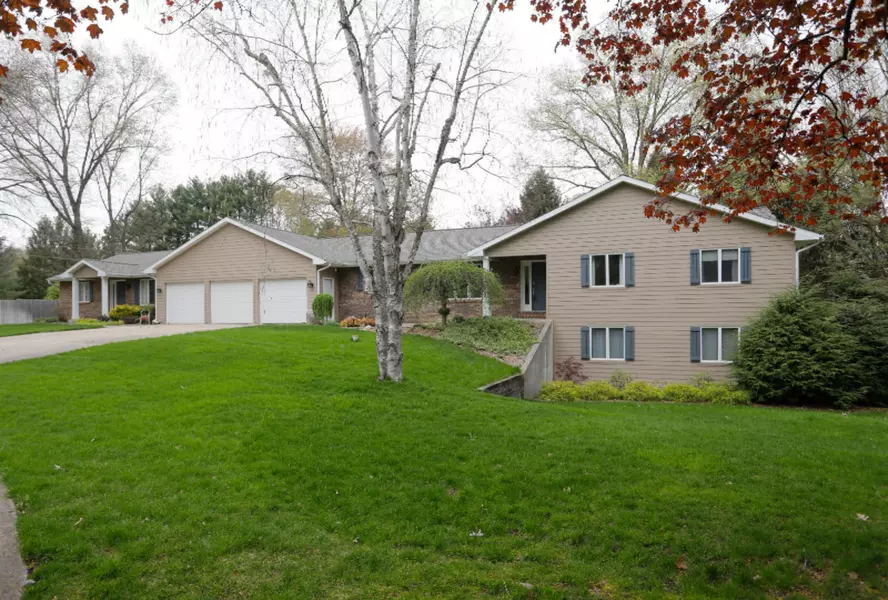 56055 Woodridge Road, Three Rivers, MI 49093