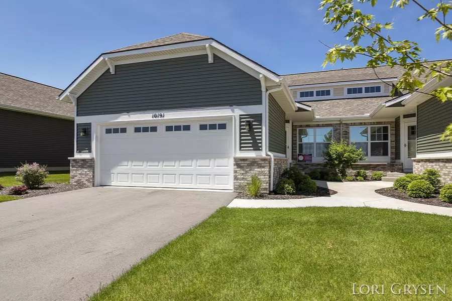 10191 E Crossroads SE Circle #27, Caledonia, MI 49316