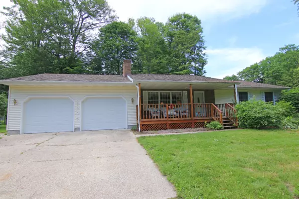 16205 Suffolk Drive, Spring Lake, MI 49456