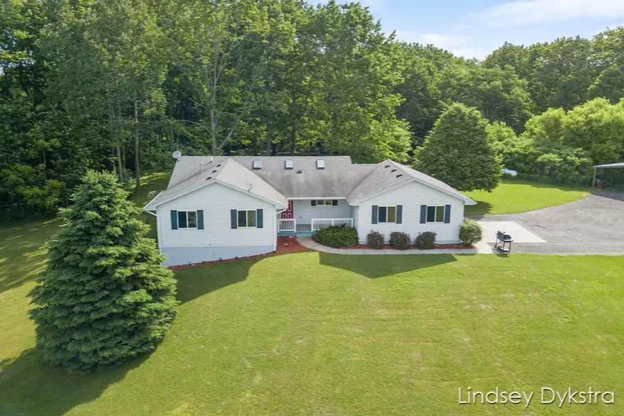 6975 S Grow Road, Greenville, MI 48838