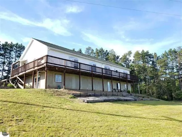 11219 W 16 Road, Mesick, MI 49668