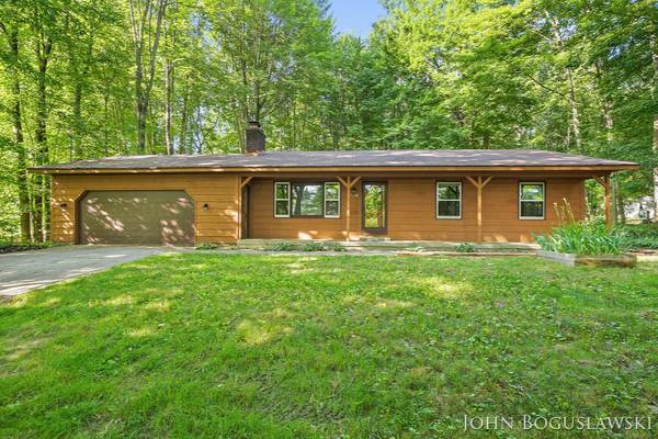 1756 Post NE Drive, Belmont, MI 49306