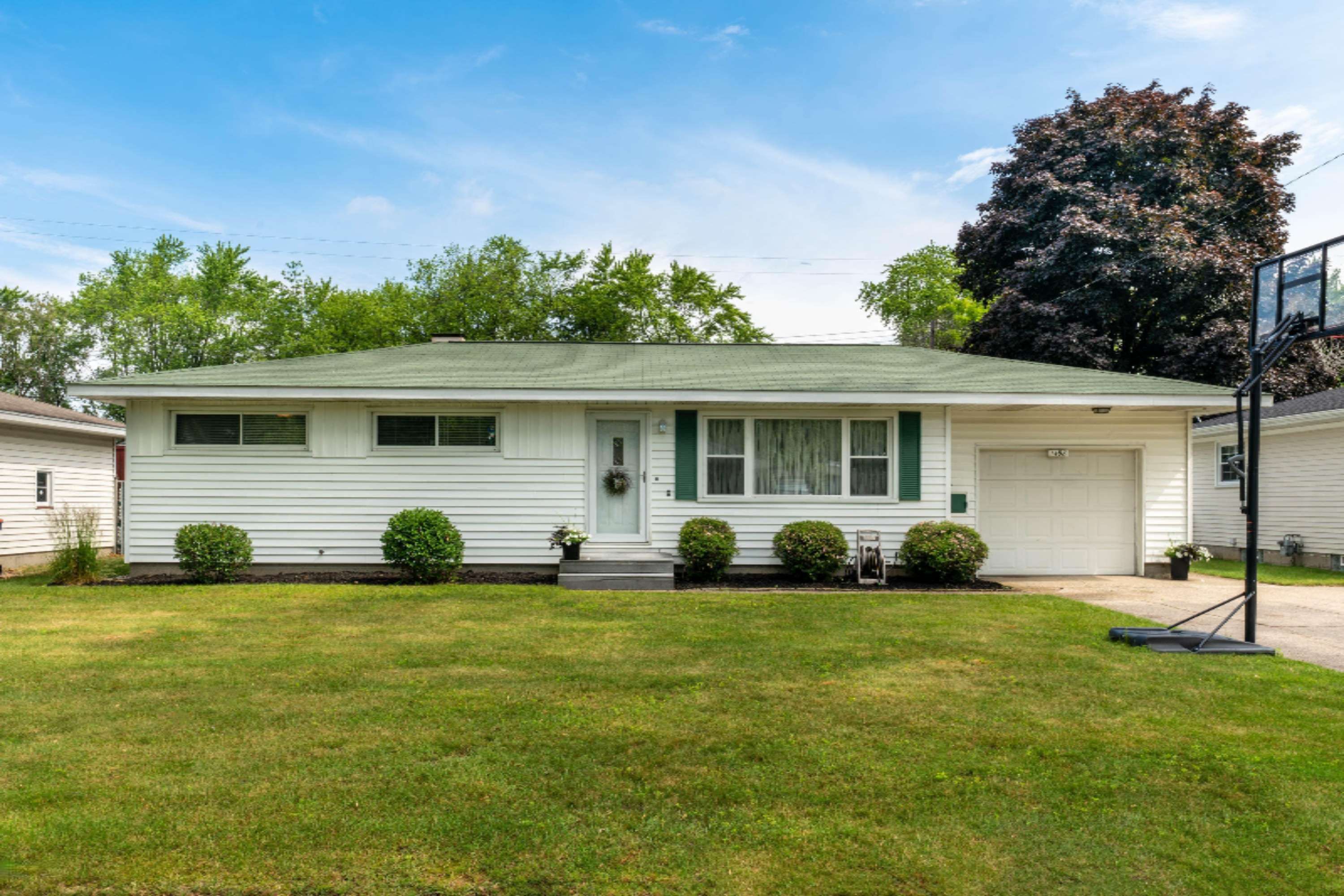 1498 W Summit Avenue, Muskegon, MI 49441