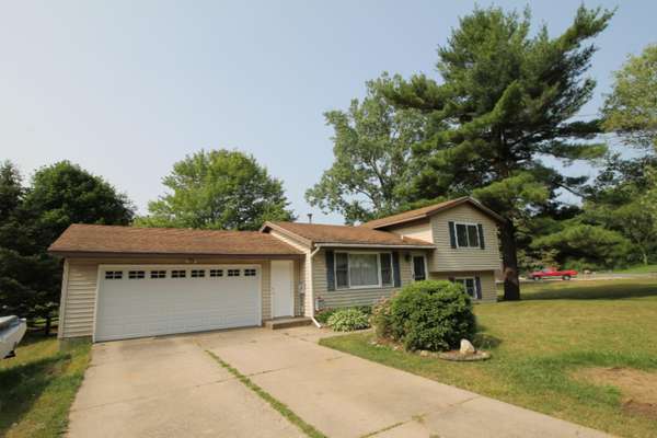 12215 Oakwood Shores Street, Wayland, MI 49348