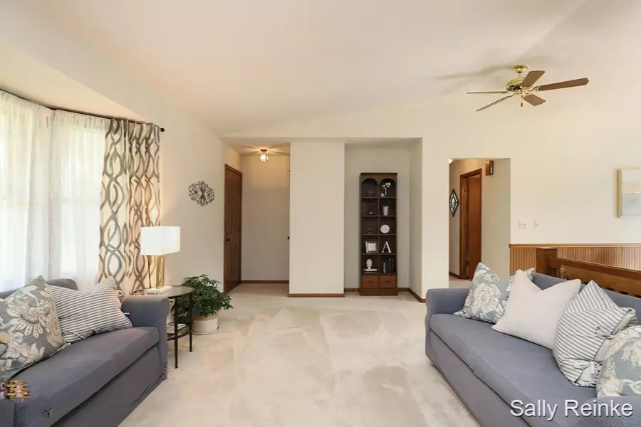 5253 Chauncey NE Drive, Belmont, MI 49306