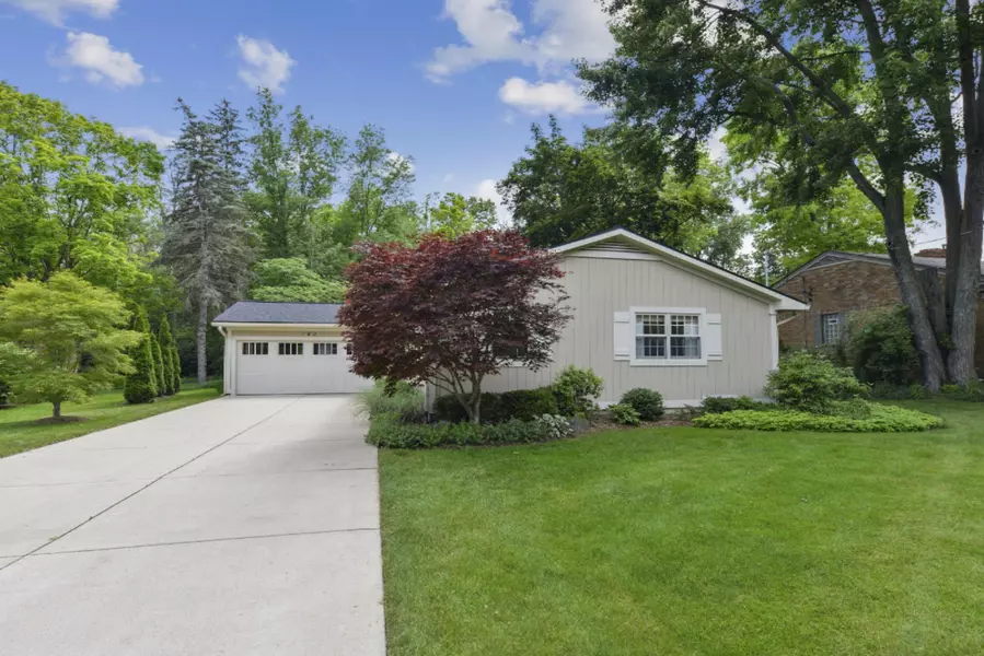 189 Hodenpyl SE Road, East Grand Rapids, MI 49506