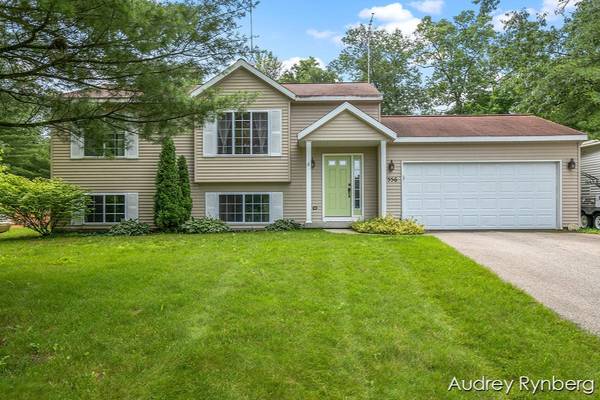 7556 Maple Valley Court, Howard City, MI 49329