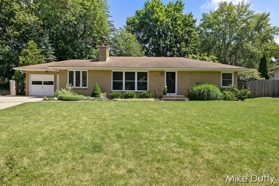 206 Hodenpyl SE Road, East Grand Rapids, MI 49506