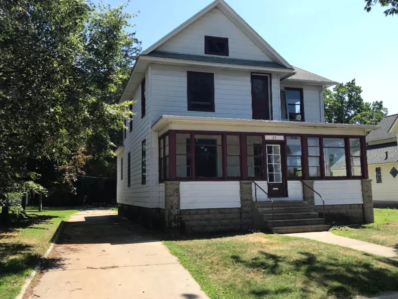39 S Maple Street, Zeeland, MI 49464
