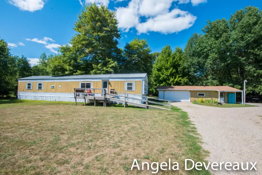 13855 Lincoln Lake Avenue, Gowen, MI 49326