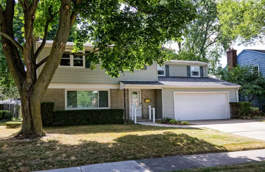 2530 Bedford Road, Lansing, MI 48911