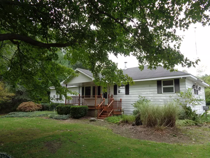 11702 HOLDEN Road, Baroda, MI 49101