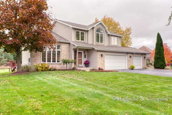 2313 Rolling Meadow Dr NE, Belmont, MI 49306