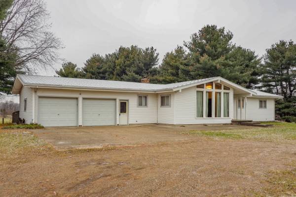 48464 33rd Street, Paw Paw, MI 49079