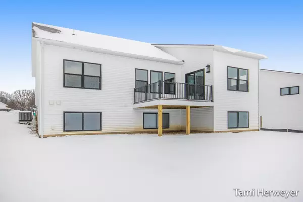 Grandville, MI 49418,670 Stonebriar Circle #24