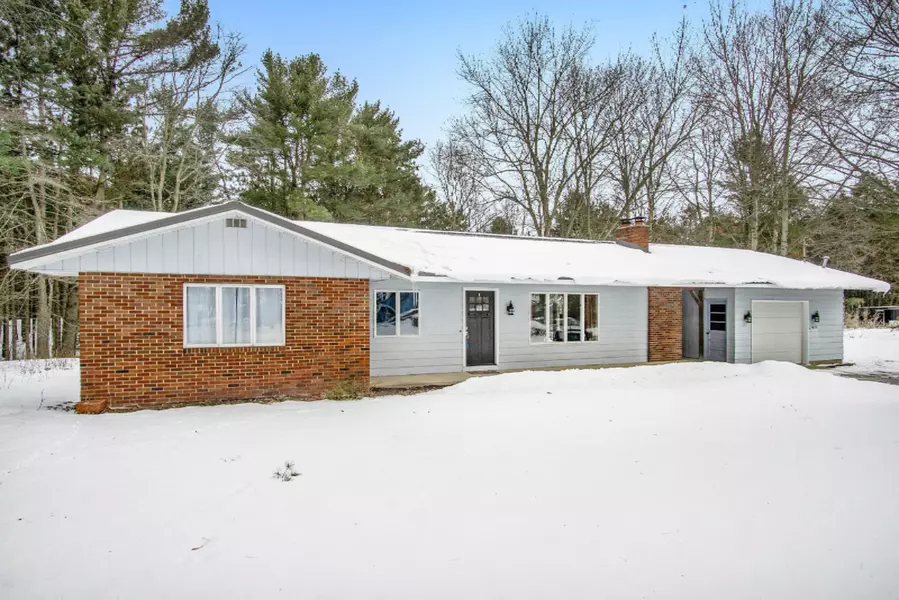 17880 Hiawatha Drive, Spring Lake, MI 49456