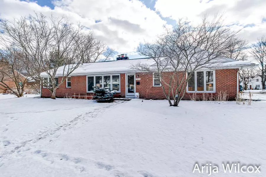 2910 Oakwood SE Drive, East Grand Rapids, MI 49506