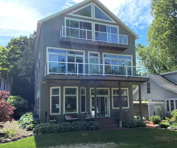 4715 Midway Bluff, Coloma, MI 49038