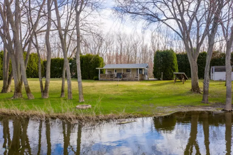 9030 Lake Forest Drive, Coopersville, MI 49404