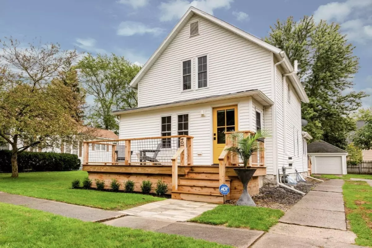 Three Oaks, MI 49128,104 E Locust Street