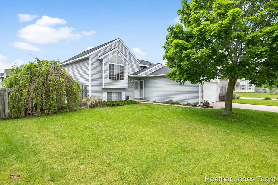 375 Tall Grass NE Drive, Cedar Springs, MI 49319