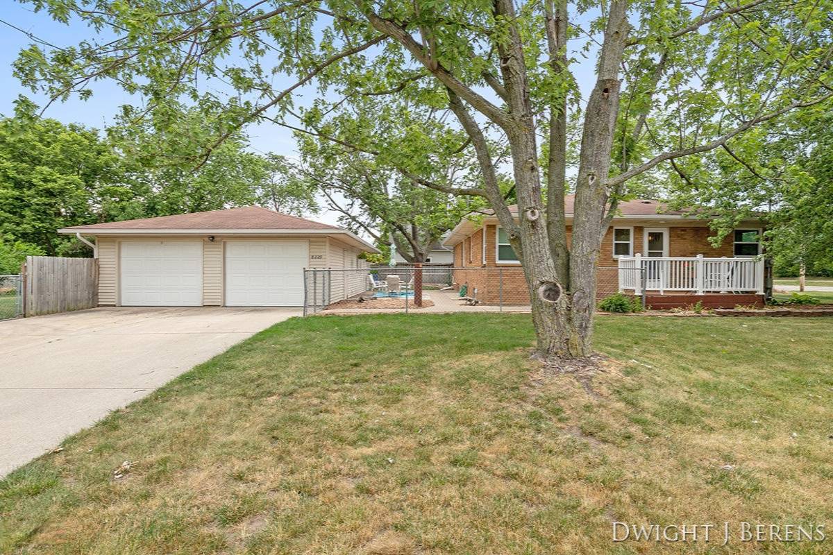 8229 Cottonwood Drive, Jenison, MI 49428