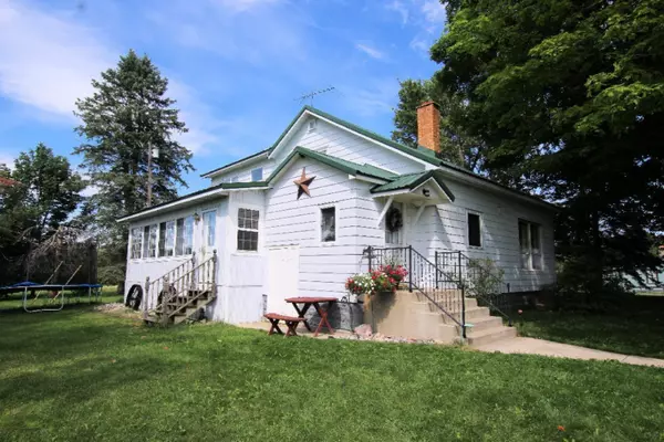 2345 S Elm Avenue, White Cloud, MI 49349