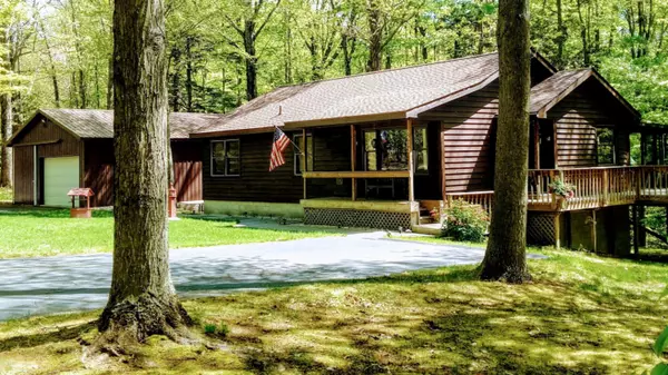 8633 4th Avenue, Onekama, MI 49675