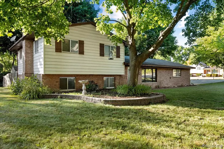 2504 N LAKE ANGELUS W Road, Lake Angelus, MI 48326