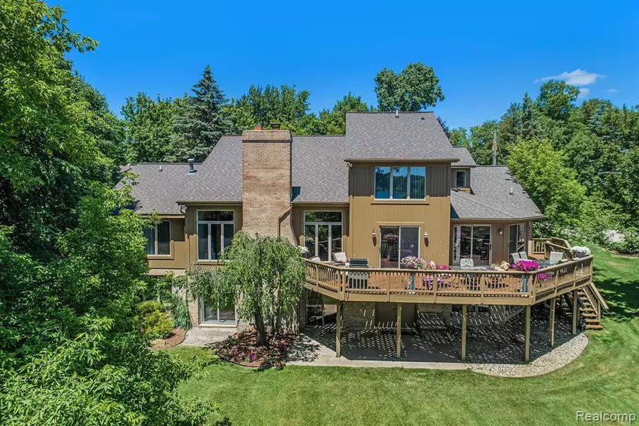 400 INDIAN LAKE CT, Lake Orion, MI 48362