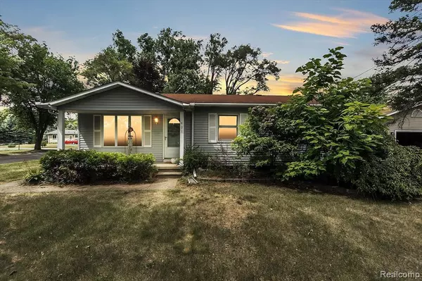401 LAKEVIEW Street, Holly, MI 48442