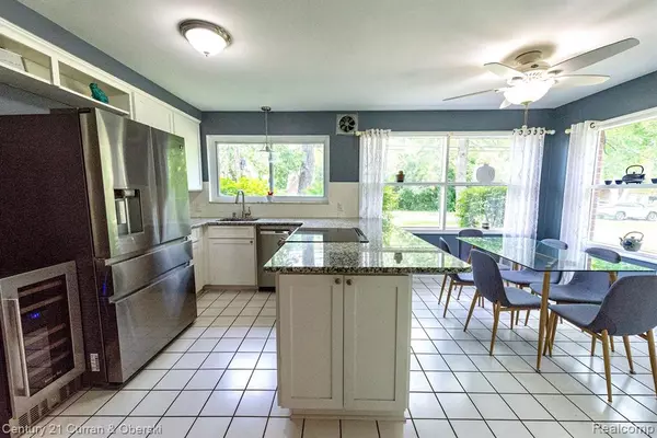 Lathrup Village, MI 48076,18910 BUNGALOW Drive