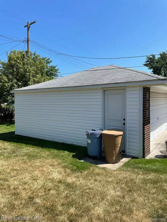 Eastpointe, MI 48021,24904 JOHNSTON Avenue