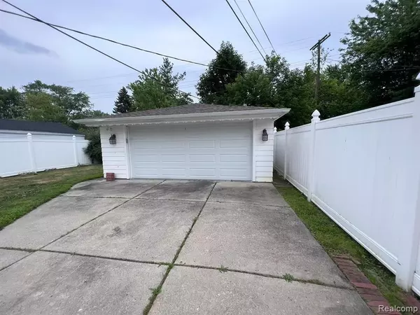 Eastpointe, MI 48021,22850 FIRWOOD Avenue