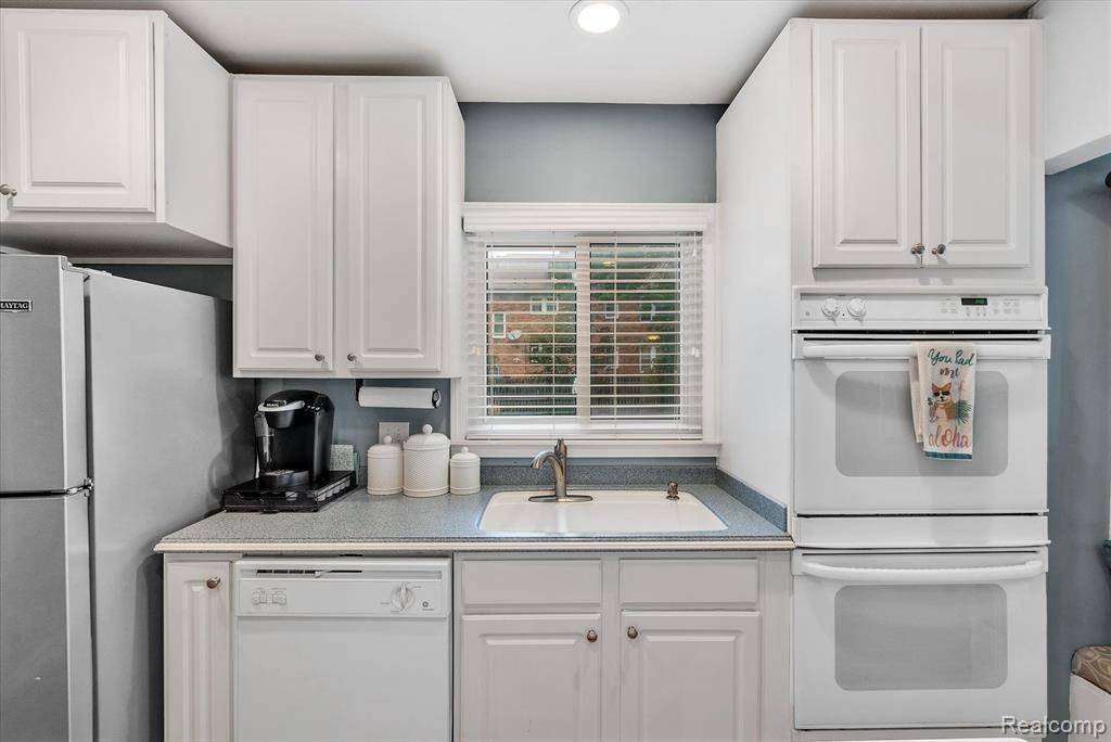 Farmington Hills, MI 48336,21506 OXFORD Avenue
