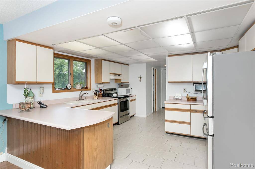 Fenton, MI 48430,4128 BENNETT LAKE Road