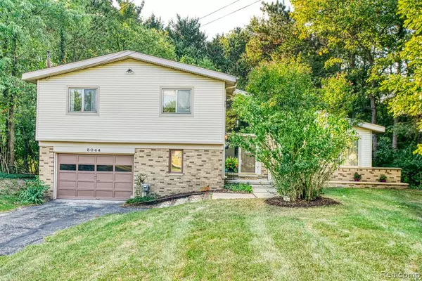 5044 GREENFIELD Road, Brighton, MI 48114
