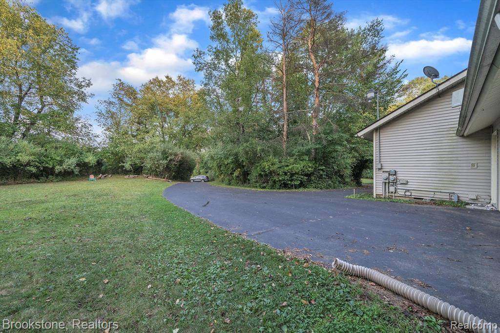 Lapeer, MI 48446,206 E HUNTERS CREEK Road