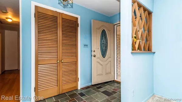 Beverly Hills, MI 48025,32507 Robinhood Drive