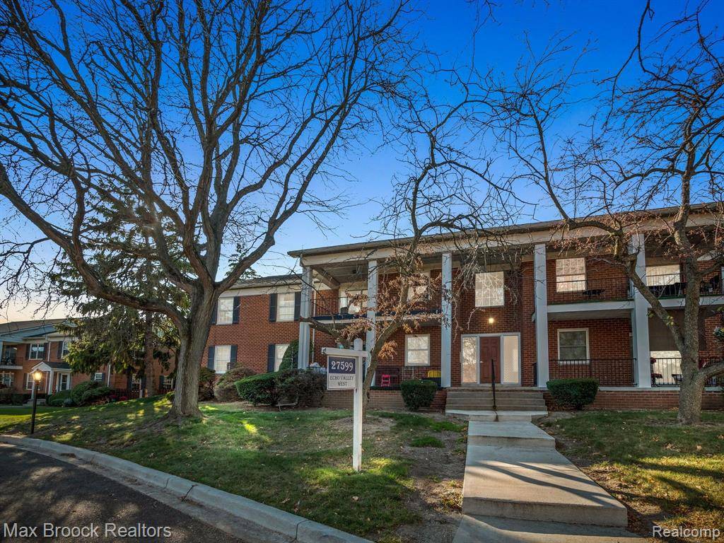 27599 W Echo Valley, Farmington Hills, MI 48334
