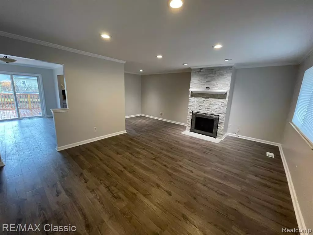 West Bloomfield, MI 48324,3825 FIELDVIEW Avenue